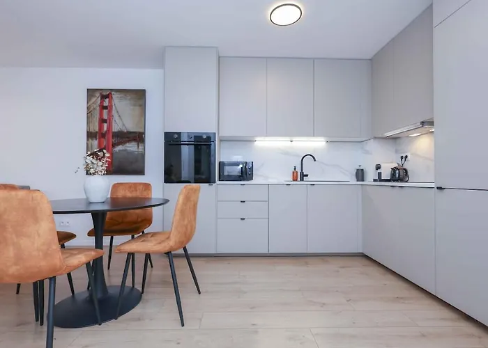 Modern Near & Free Parking & Easy Access Апартаменты *