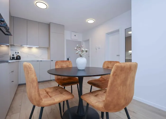 Апартаменты Modern Near & Free Parking & Easy Access *